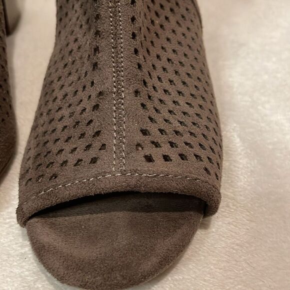 Altar’d State- “Hanover” Neutral Peep Toe Zip Perforated Booties- Size 8.5 - Picture 6 of 11